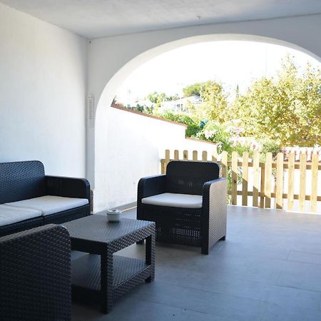 Lovely Bungalow For Four Close To Beach And City In 또레비에하 외부 사진