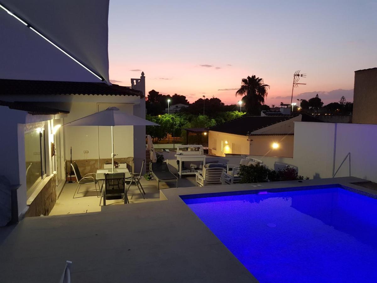 Lovely Bungalow For Four Close To Beach And City In 또레비에하 외부 사진