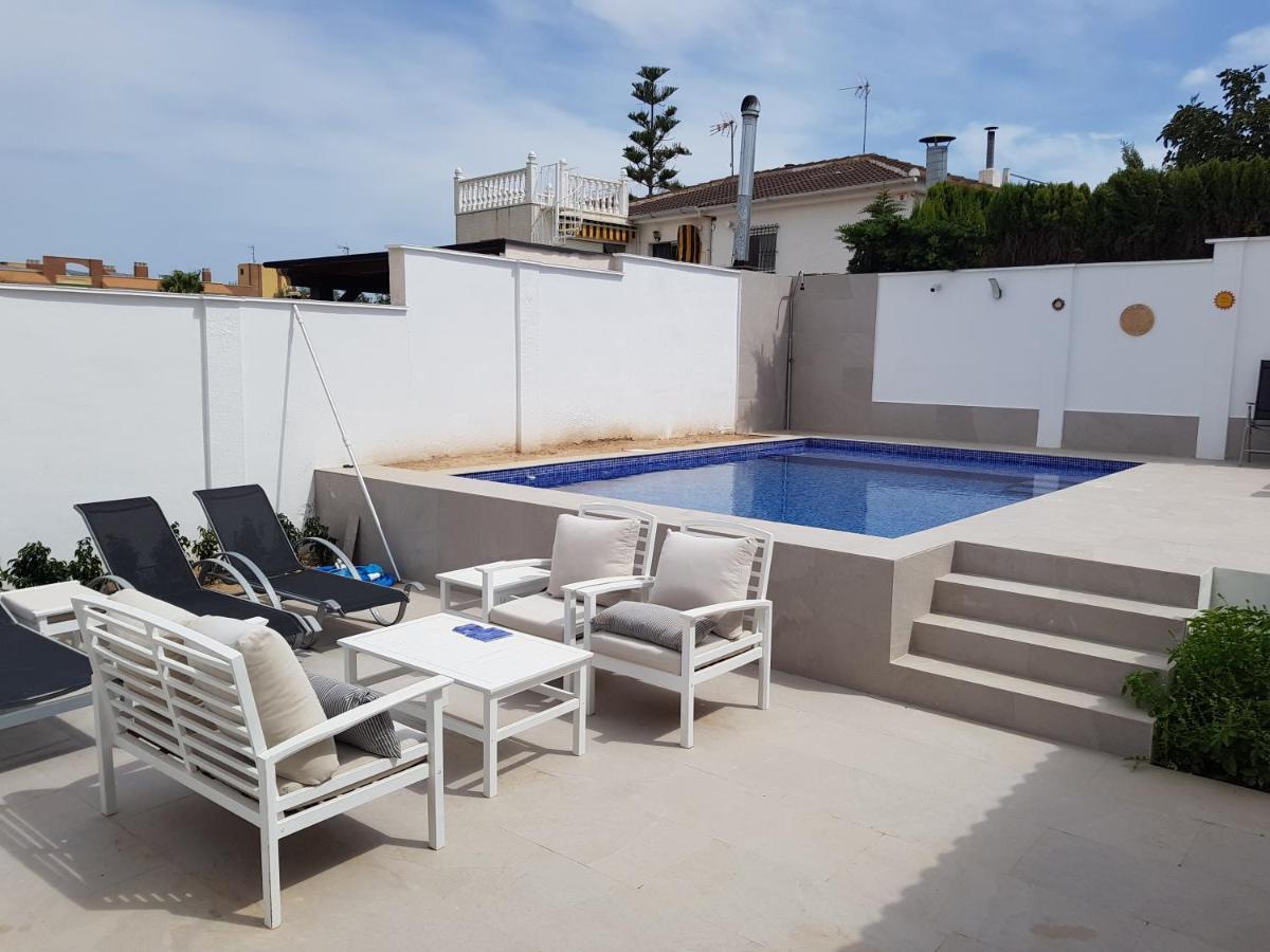 Lovely Bungalow For Four Close To Beach And City In 또레비에하 외부 사진