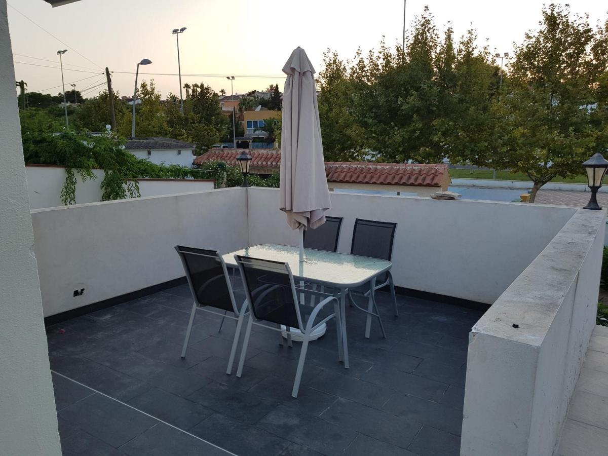 Lovely Bungalow For Four Close To Beach And City In 또레비에하 외부 사진