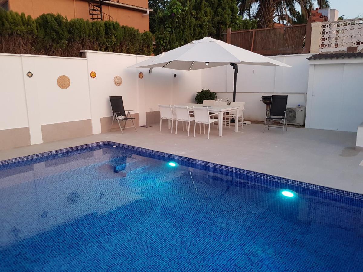 Lovely Bungalow For Four Close To Beach And City In 또레비에하 외부 사진