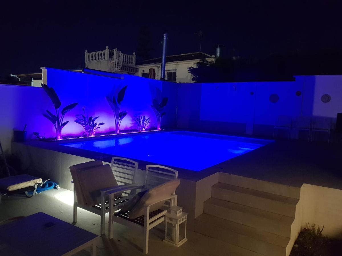 Lovely Bungalow For Four Close To Beach And City In 또레비에하 외부 사진