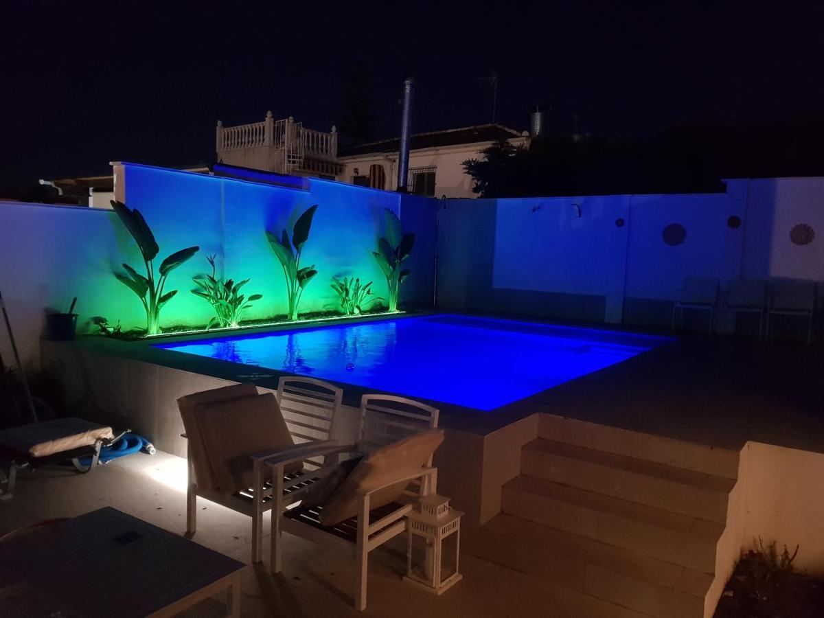 Lovely Bungalow For Four Close To Beach And City In 또레비에하 외부 사진